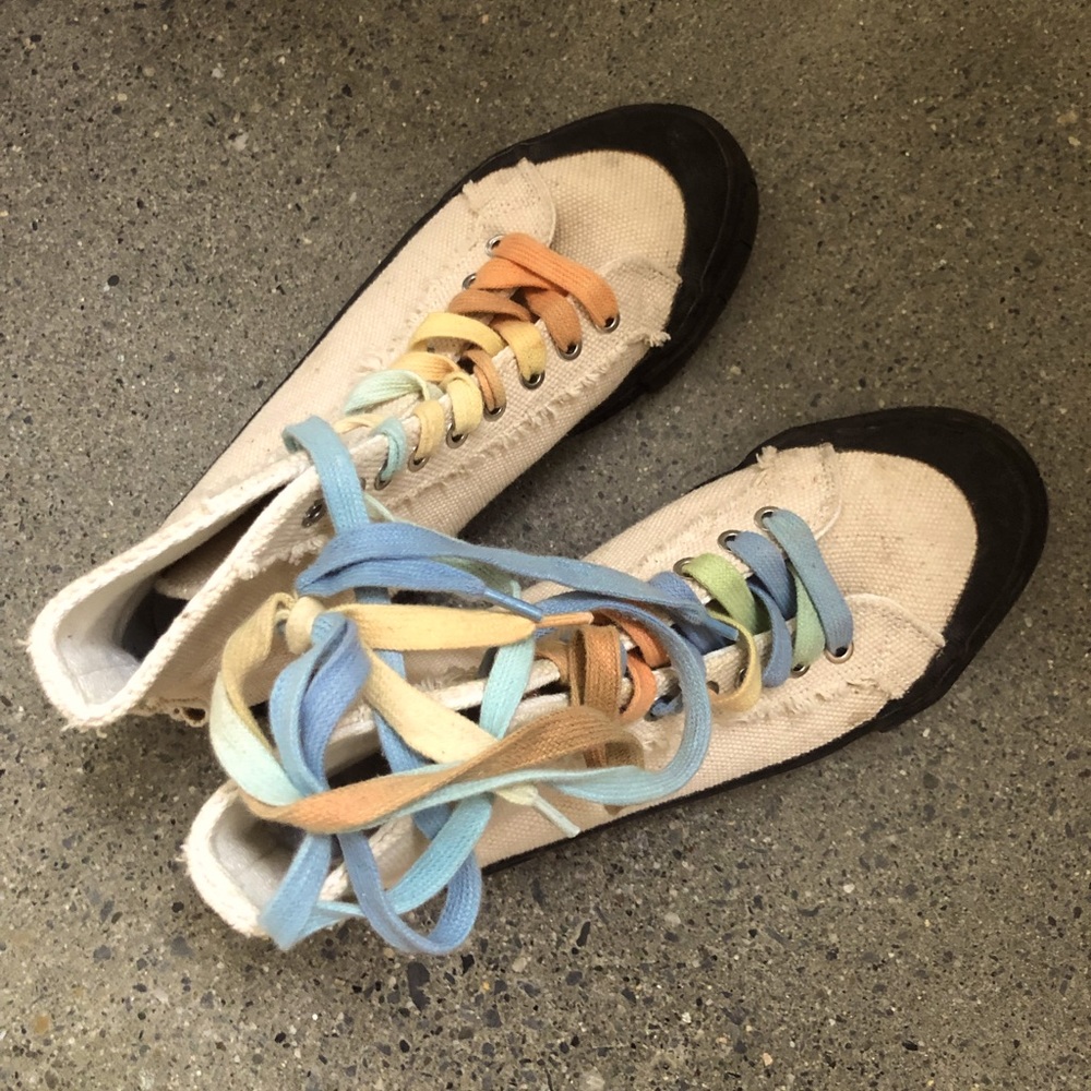 Gorgeous GOOD NEWS sneakers. Multicoloured laces. All year wear!